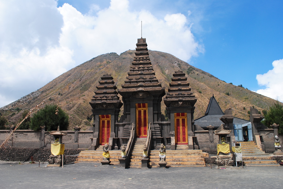 Mengenal Pura Luhur Poten, Tempat Ibadah Suku Tengger di Bromo